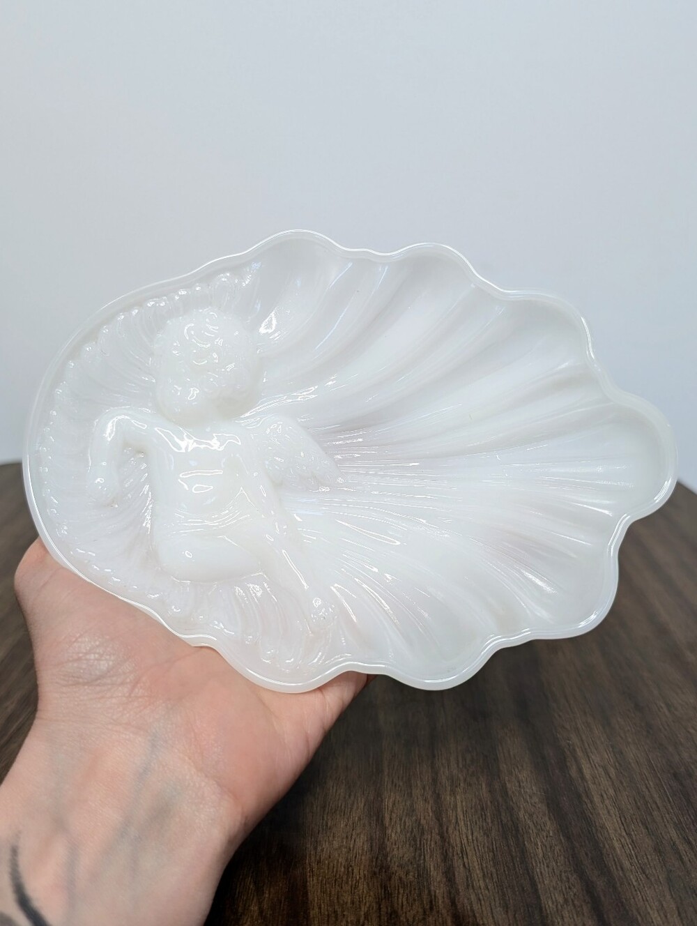 Vintage 60s AVON White Milk Glass Scalloped Edge Angel Cherub Soap Or Ring Dish